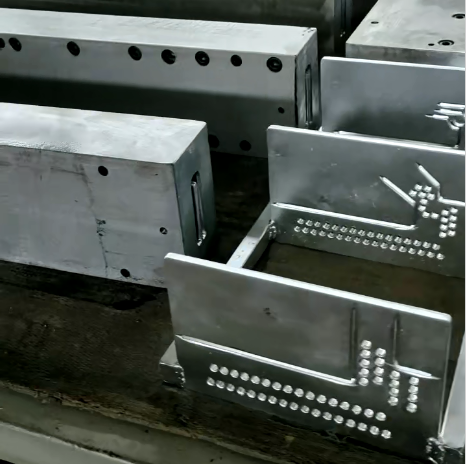 拉擠模具出口冒煙冒料咋回事？